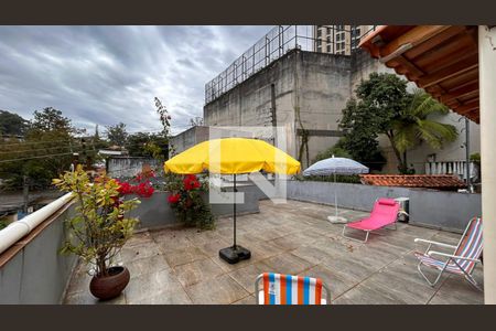 Casa à venda com 240m², 4 quartos e 1 vagaTerraço frente