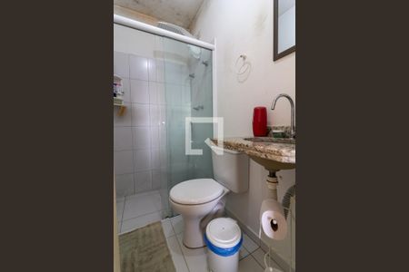 Banheiro Suíte 1 de casa de condomínio à venda com 2 quartos, 73m² em Vila Romano, São Paulo