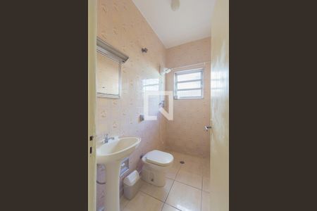 Edícula Banheiro de casa à venda com 3 quartos, 220m² em Vila Bertioga, São Paulo