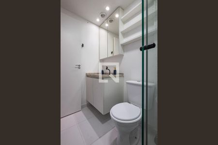 Banheiro de kitnet/studio para alugar com 1 quarto, 24m² em Pinheiros, São Paulo