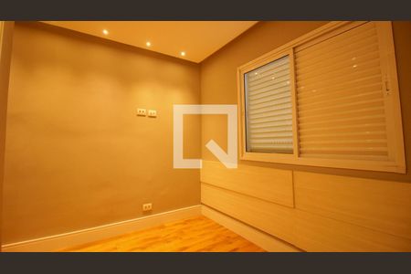 Quarto de casa para alugar com 3 quartos, 248m² em Vila Paulo Silas, São Paulo