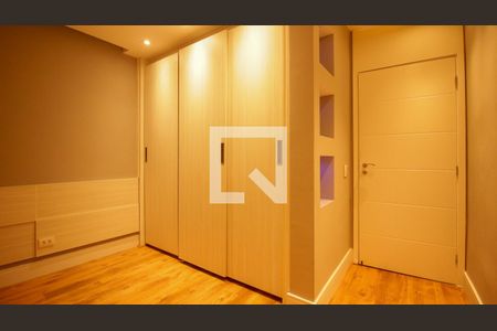 Quarto de casa para alugar com 3 quartos, 248m² em Vila Paulo Silas, São Paulo