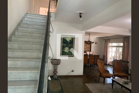 Escada de casa para alugar com 5 quartos, 430m² em Cambuci, São Paulo