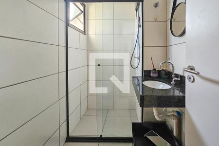 Banheiro de apartamento para alugar com 1 quarto, 27m² em Parque Enseada, Guarujá