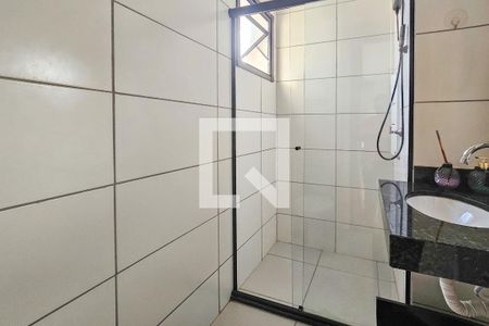 Banheiro de apartamento para alugar com 1 quarto, 27m² em Parque Enseada, Guarujá