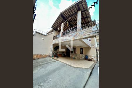 Fachada de casa à venda com 3 quartos, 240m² em São João Batista, Belo Horizonte