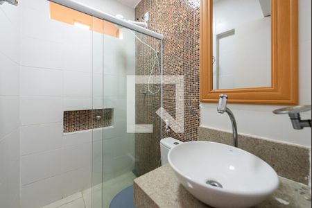 Banheiro de serviço de apartamento para alugar com 2 quartos, 65m² em Gonzaga, Santos