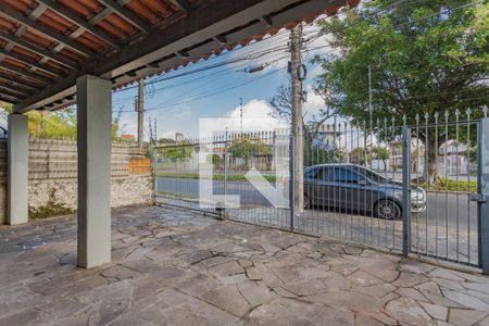Quintal de casa à venda com 3 quartos, 101m² em Santa Maria Goretti, Porto Alegre