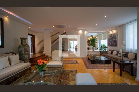 Sala de casa de condomínio à venda com 5 quartos, 710m² em Barra da Tijuca, Rio de Janeiro