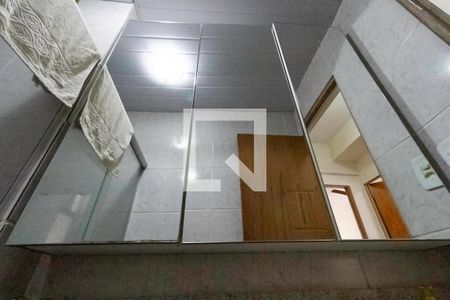 Banheiro social  de apartamento à venda com 3 quartos, 55m² em Urca, Contagem