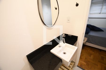 Banheiro de apartamento à venda com 1 quarto, 50m² em Centro, Campinas