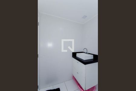 Banheiro de Serviço de apartamento à venda com 2 quartos, 68m² em Jardim Flor da Montanha, Guarulhos