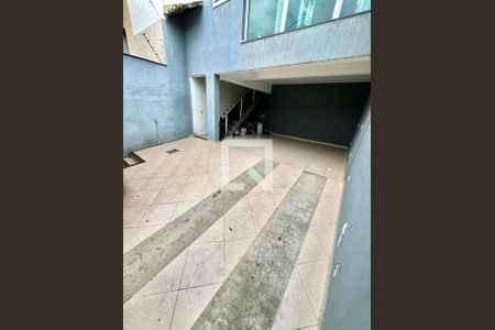 Garagem de casa para alugar com 3 quartos, 180m² em Santa Amelia, Belo Horizonte