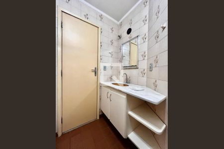 Banheiro de apartamento à venda com 1 quarto, 50m² em Cambuí, Campinas