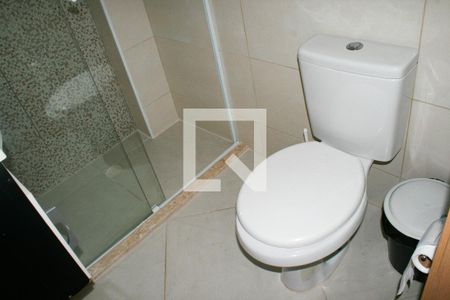 Banheiro da Suíte 1 de apartamento para alugar com 2 quartos, 65m² em Nova Mirim, Praia Grande