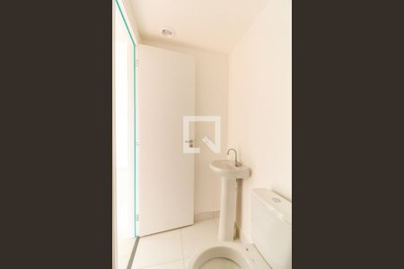 Banheiro de apartamento para alugar com 2 quartos, 32m² em Vila Carmosina, São Paulo