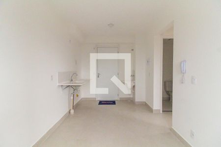 Sala/Cozinha de apartamento para alugar com 2 quartos, 32m² em Vila Carmosina, São Paulo