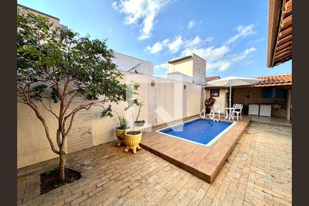 Quintal com Churrasqueira e Piscina de casa à venda com 3 quartos, 180m² em Santo Antonio, Jundiaí