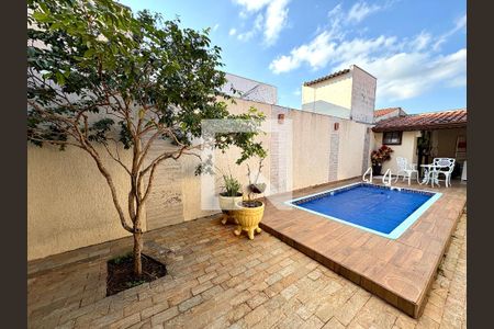 Quintal com Churrasqueira e Piscina de casa à venda com 3 quartos, 180m² em Santo Antonio, Jundiaí