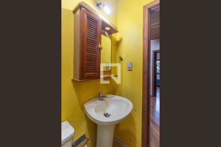 Banheiro Social de casa à venda com 3 quartos, 229m² em Vila Nova, Porto Alegre