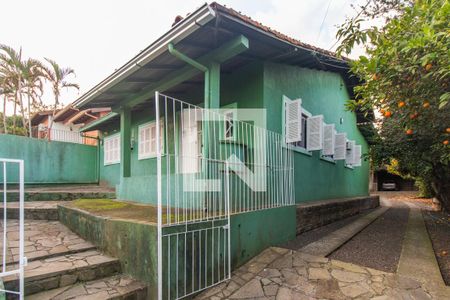 Fachada de casa à venda com 3 quartos, 229m² em Vila Nova, Porto Alegre