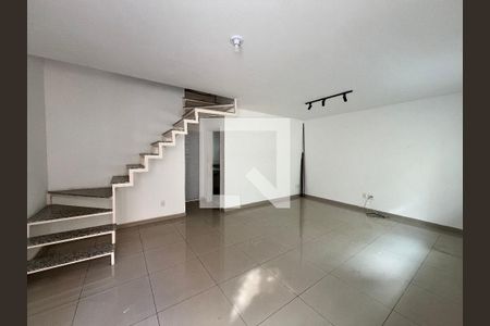 Sala de casa de condomínio para alugar com 3 quartos, 125m² em Tanque, Rio de Janeiro