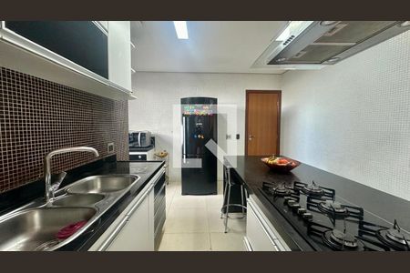 Cozinha de casa à venda com 5 quartos, 192m² em Paraíso, Belo Horizonte