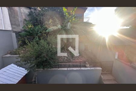 Vista quintal de casa à venda com 5 quartos, 192m² em Paraíso, Belo Horizonte