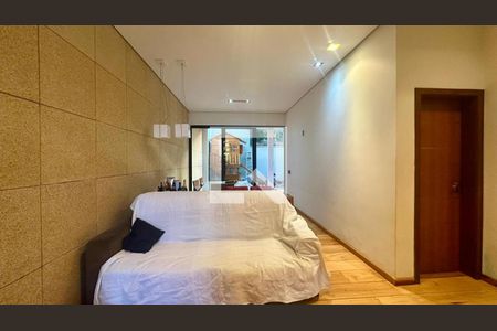 Sala  de casa à venda com 5 quartos, 192m² em Paraíso, Belo Horizonte