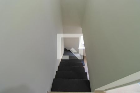 Escadas entre andares de casa de condomínio para alugar com 2 quartos, 50m² em Chácara Ondas Verdes, Cotia