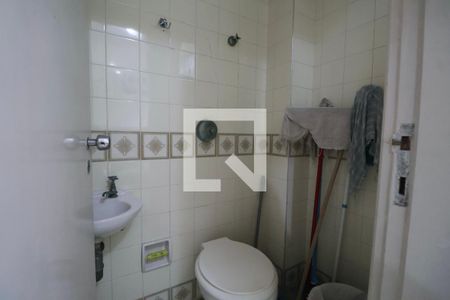 Banheiro de serviço de apartamento para alugar com 4 quartos, 120m² em Jardim Asturias, Guarujá