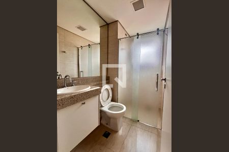 Banheiro de apartamento à venda com 3 quartos, 186m² em Cambuí, Campinas