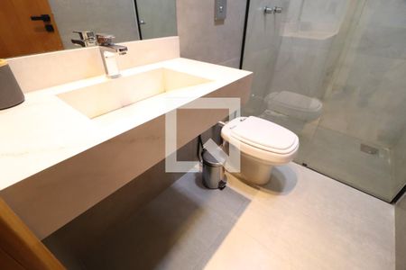 Banheiro da Suíte 1 de casa de condomínio para alugar com 2 quartos, 400m² em Jardim Sul, Uberlândia