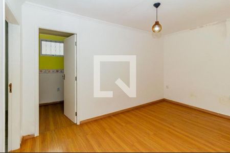 Casa à venda com 6 quartos, 250m² em Jardim Regis, São Paulo