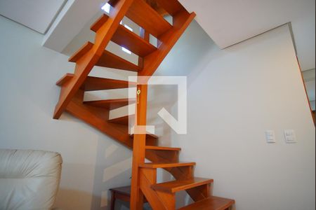 Escada - Segundo Andar de casa à venda com 3 quartos, 95m² em Jardim Sabará, Porto Alegre