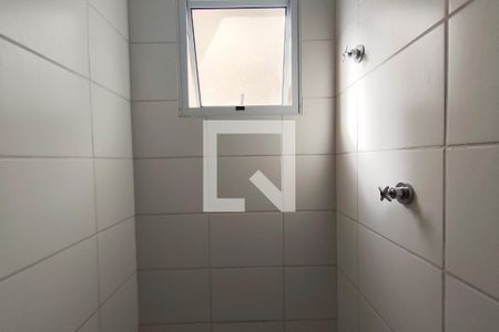 Banheiro de apartamento à venda com 2 quartos, 44m² em Residencial Cosmos, Campinas