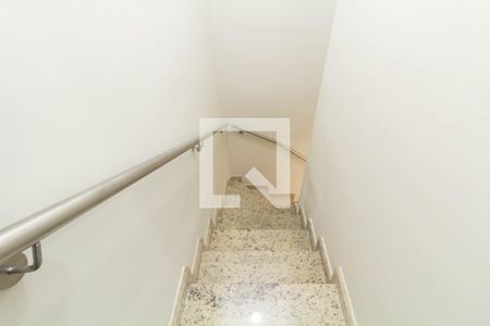 Escada de casa de condomínio para alugar com 2 quartos, 60m² em Limoeiro, São Paulo