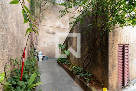 Quintal dos Fundos de casa à venda com 4 quartos, 180m² em Jardim das Laranjeiras, São Paulo