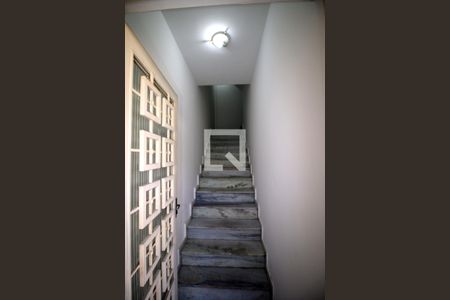 Escada de acesso de casa para alugar com 4 quartos, 480m² em Olaria, Rio de Janeiro