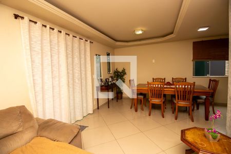 Sala de casa à venda com 3 quartos, 140m² em Vargem Grande, Rio de Janeiro