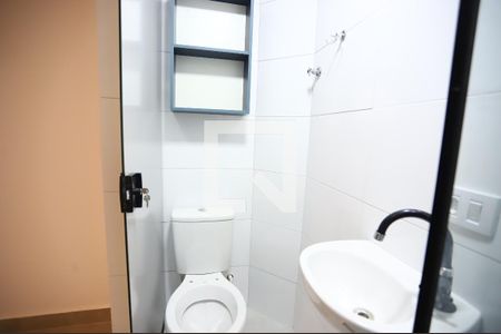 Banheiro de kitnet/studio para alugar com 1 quarto, 23m² em Jardim Marcato, Suzano