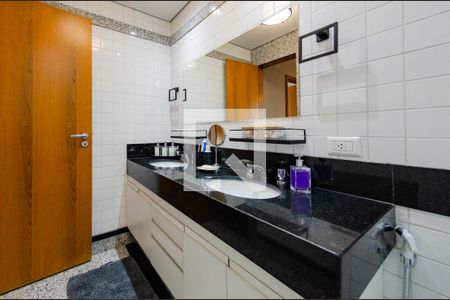 Banheiro de apartamento à venda com 1 quarto, 77m² em Belvedere, Belo Horizonte
