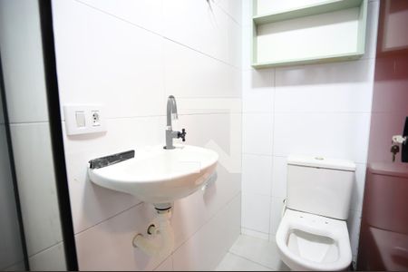 Banheiro de kitnet/studio para alugar com 1 quarto, 23m² em Jardim Marcato, Suzano