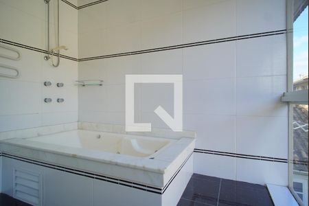Banheiro  de casa de condomínio à venda com 3 quartos, 84m² em Humaitá, Porto Alegre