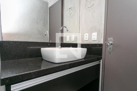 Banheiro de apartamento à venda com 1 quarto, 45m² em Petrópolis, Porto Alegre