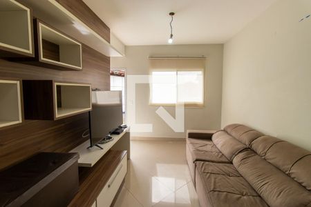 Sala de casa de condomínio para alugar com 2 quartos, 72m² em Chácara Canta Galo, Cotia