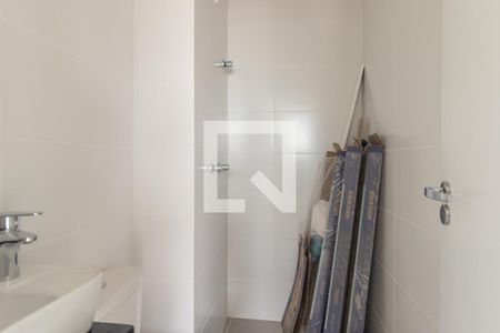 Banheiro Social de kitnet/studio para alugar com 1 quarto, 24m² em Centro, Curitiba