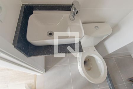 Banheiro Social de kitnet/studio para alugar com 1 quarto, 24m² em Centro, Curitiba