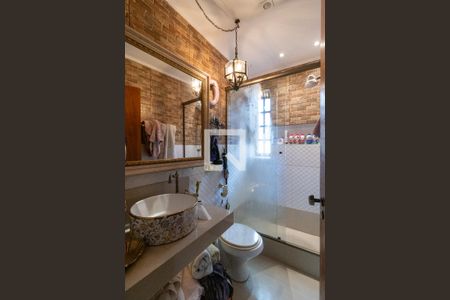 Banheiro de casa à venda com 4 quartos, 350m² em Água Branca, São Paulo