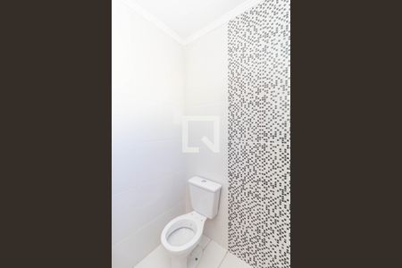 Banheiro da Suíte de casa de condomínio para alugar com 2 quartos, 101m² em Vila Carmosina, São Paulo